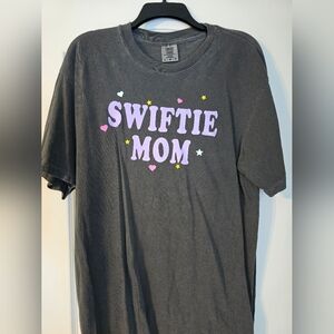 Swiftie MOM T-Shirt - COMFORT COLORS